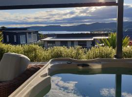 Modern retreat in Kinloch, Hotel in Taupo