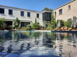 Hôtel Particulier Cassis - HPC Suites Cassis Centre - Parking Securisé & Piscine Chauffée，卡西斯的飯店