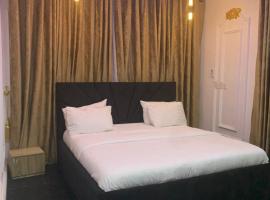 Zaphomes Luxury Apartment, hotell i Asaba