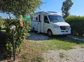 Agricoccinella - Area Sosta Camper - SOLO Piazzole per il proprio Camper - NO LETTI - Pitches for your own Motorhome ONLY - NO BEDS, hotel a Piombino