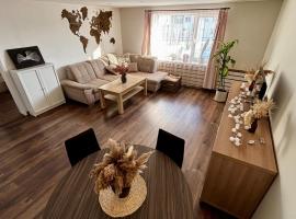 Cozy, modern home with yard near airport &shopping, hotell i Mārupe