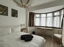 Family Ensuite Room for 3,Piccadilly Line,Work Desk & Easy Tube Access 4