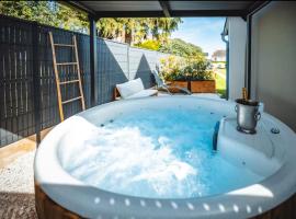 Maisonnette avec jardin & jacuzzi proche gare, Hotel in Druye