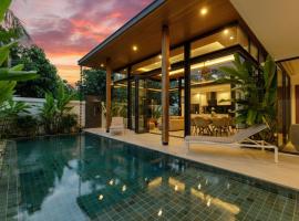 Luxe & Privacy Orchard Villas Pasak 4BR, Hotel in Laguna Phuket