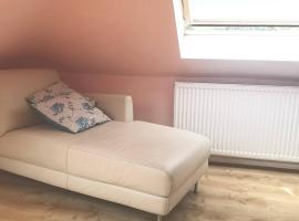 Cute bijous attic roof DBL Bedroom apartment, ξενοδοχείο σε Shepperton