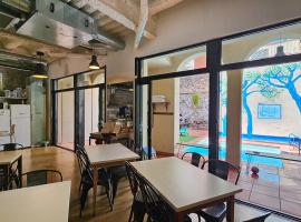 Ten To Go Hostel, хотел в Барселона