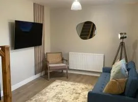 #105 The Old Bakery - Beautiful Cottage - 5 mins to Webb Ellis Rugby Museum - Sleeps 4 -" Perfect for Contractors and Small Families - Free Parking"