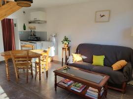 Gîte Volcans - 1-4 pers, au calme à 20 mins de Vulcania, Puy-de-Dôme et Lemptegy, 35 mins du Mont Dore et du Sancy, hotell sihtkohas Gelles