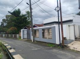 Villa Cassandra, hotell i Cigombong