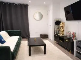 Beautiful Flat 2-Mins away from Rochester Station