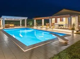 Holiday Home Sterlizia- Villa mit Pool in Meeresnähe by Interhome