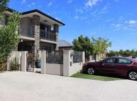 Midby's Elegant Residence