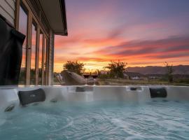 Luxury Wanaka villa, hot tub & mountain views, hótel í Luggate