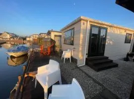 Apartment Chalet Welcome direkt am Wasser mit eigenem Steig by Interhome