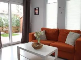 Holiday Home Schönes Ferienhaus in Wervershoof mit Garten- Grill und Terrasse by Interhome