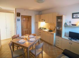 Apartment Gemütliche Ferienwohnung im Grünen am See by Interhome, hotel di Dadaj