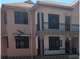 Mel's Place- Arusha, hotel com estacionamento em Nkunjila