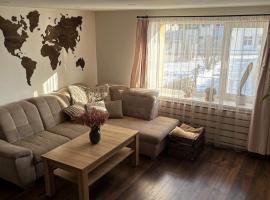 Cozy, modern home with yard near airport &shopping, hotell i Mārupe