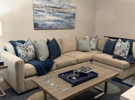 Elegant Conyers Townhouse with Manhattan Vibe, Hotel in Conyers