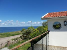 Holiday Home Freistehende Strandvilla mit großem Balkon by Interhome, hotel sa Sandvik