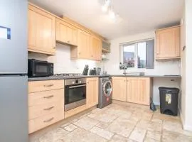 5 bed house with free parking in quiet location
