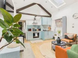 Stylish Central Falmouth Studio with Parking | WiFi |