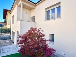 30 min da Milano Villa indipendente con posto auto – hotel w mieście Lodi