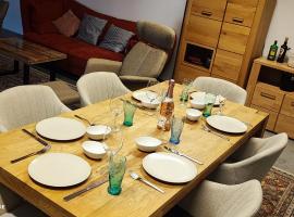 Ferienwohnung - Loft - mit 123qm bei Würzburg mit eigenen gratis Parkplatz Terasse Grill WLAN - nur Einzelbetten, Hotel in Veitshöchheim