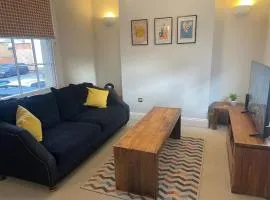 Stylish Townhouse in Leamington with parking