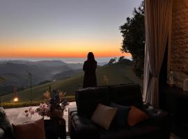 Casa de Vidro na Montanha, hotel a Cambuí