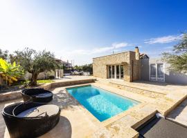 Levktron में, होटल Villa Omega