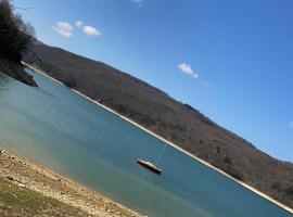 Maison à 2km du Lac de Vouglans, hotell sihtkohas Charchilla