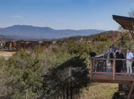 "Honey Hole" Romantic Treehouse Getaway Near Pigeon Forge - Indoor & Outdoor Soaking Tub