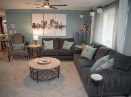 Huber Heights Home w/Hot Tub near Rose Music/WPAFB、デイトンのホテル