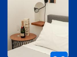 Dislocati BnB - Jacuzzi privata - Cucina - TV60" - Minimal Luxury, hotel a Marigliano