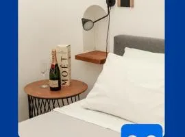 Dislocati BnB - Jacuzzi privata - Cucina - TV60" - Minimal Luxury