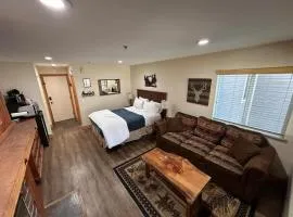 The Meadows-Cozy Hotel Room Deck