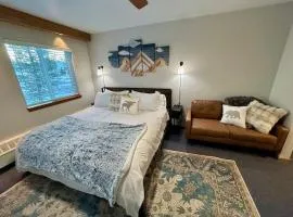 The Meadows- Charmed Hotel Unit Steps to Ski Lifts