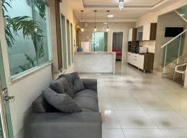 Casa completa com 3 quartos,ar e garagem