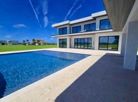 Sea Side Villa - Luxury Villa + Full Concierge!, готель у місті Rokers Point Settlement