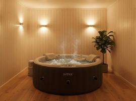 Cosy 2 Bedroom Coastal Retreat with Sea Views and a Private Indoor Hot Tub, отель в городе Маргит