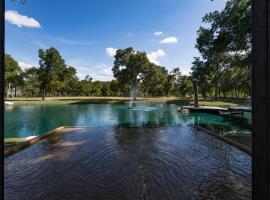 Cozy 1BR Pond Retreat with Queen Bed and Ensuite Bath, hotel v mestu Georgetown