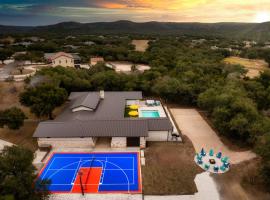 The BIG TEX, Amenity Packed, 2 mi to Frio River, готель у місті Конкан