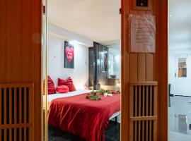 Le Qube Romantique by Prestige Home Living - sauna & balnéo 2 places - Montdidier, Hotel in Montdidier