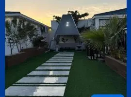 فيلا ايمان مسبح وحوش وجلسات خارجيه مع ملعب كرة قدم