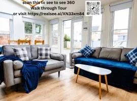 Gloucester City 6 Bed Sleeps 12 Parking and Garden