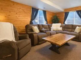 Cabin-Style Group Retreat Near RMNP, Lakes and Golf