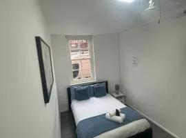 Small cozy private bedroom zone1