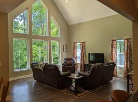 Modern 2 BD cabin with hot tub & Games & Central Loc, hotell i Rockbridge