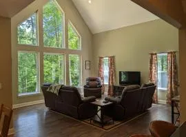 Modern 2 BD cabin with hot tub & Games & Central Loc